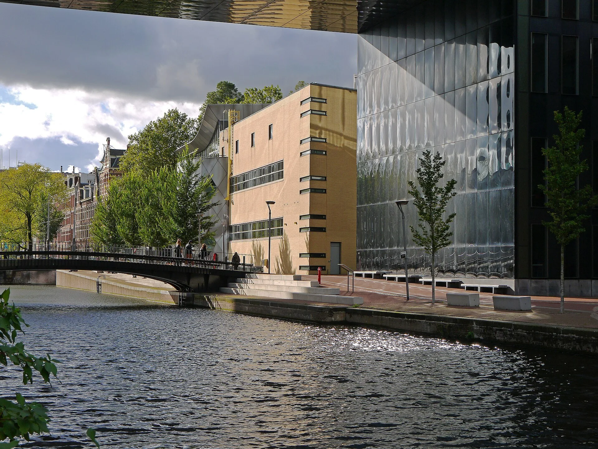 Hospital building exterior with vehicle access